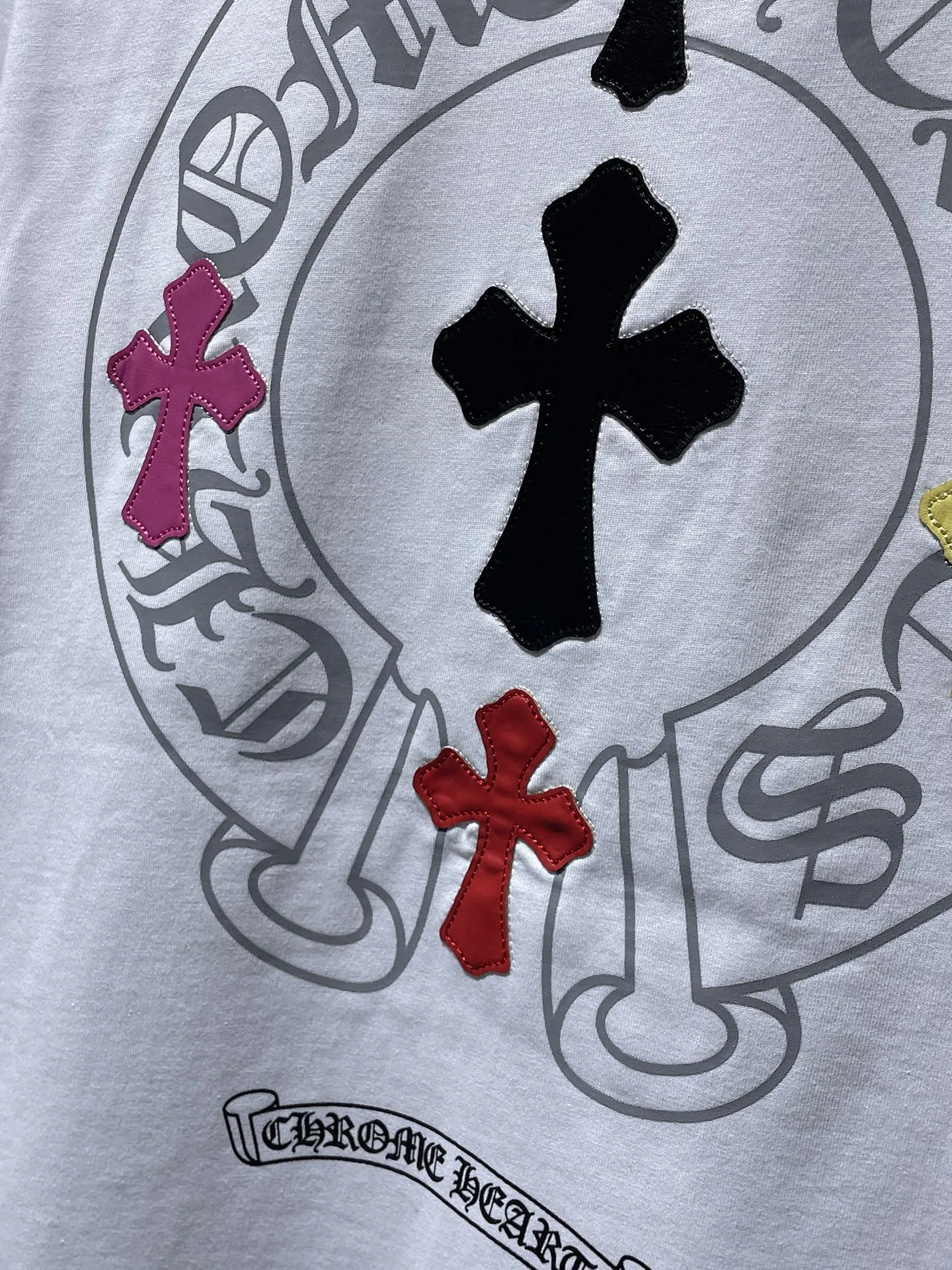 P160 New Chrome Hearts 25ss for summer. High-weight, environmentally friendly and high-quality top-quality fabric. 260g~270g. Chrome colored cross and leather Sanskrit horseshoe short sleeves. Counter synchronization. 1:1 replica version. Recommended colors: white, black.